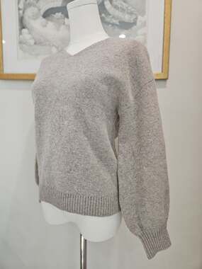 100% Wool Noble Quiet Luxury Minimalist Taupe V-Neck Balloon Sleeve Sweater M